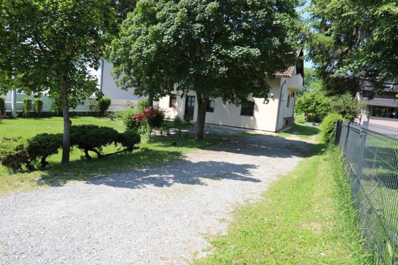 Maple Place Velika Gorica Extérieur photo